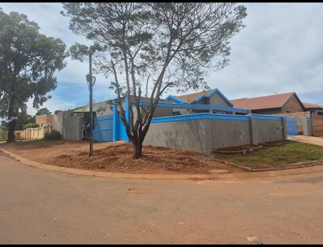 3 BEDROOM HOUSE FOR SALE IN ENNERDALE EXT 8